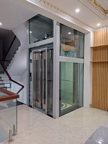 Thang máy lồng kính trong nhà phố